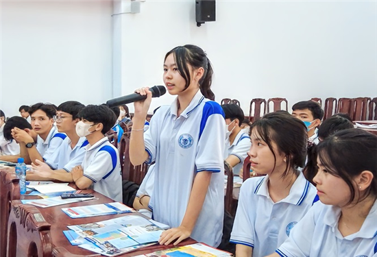 400 học sinh thị xã Duyên Hải tham dự chương trình tư vấn, hướng nghiệp năm 2023