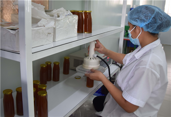 Công ty TNHH Trà Vinh FARM ở thị trấn Tiểu Cần, huyện Tiểu Cần là một trong những đơn vị thực hiện nghĩa vụ cung cấp thông tin cho đợt điều tra DN năm nay.(Trong ảnh, người lao động đang đóng chai mật dừa cô đặc).